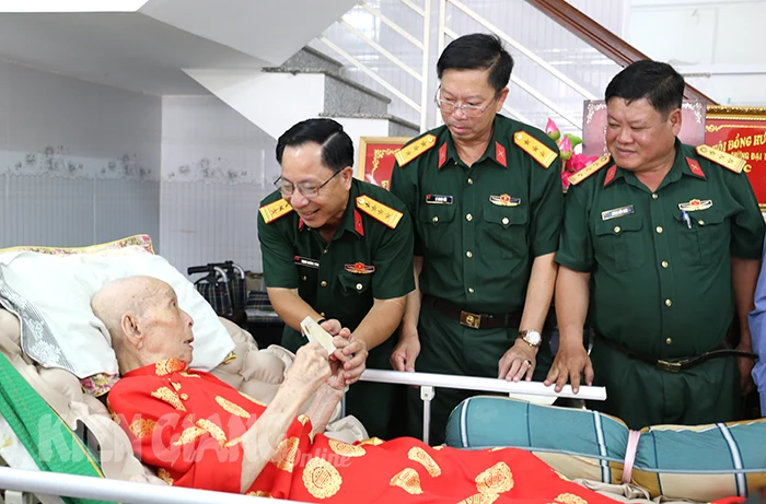 Thăm các cựu chiến binh tham gia chiến dịch Điện Biên Phủ